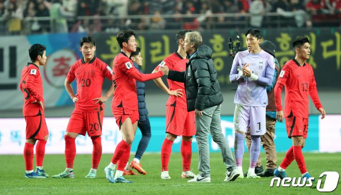 대한민국 축구대표팀 클린스만 감독이 16일 서울 마포구 서울월드컵경기장에서 열린 2026 FIFA 북중미 월드컵 아시아 지역 2차 예선 C조 조별리그 대한민국과 싱가포르의 경기에서 5-0으로 승리한 후 황의조와 기뻐하고 있다. 2023.11.16/뉴스1 ⓒ News1 김성진 기자