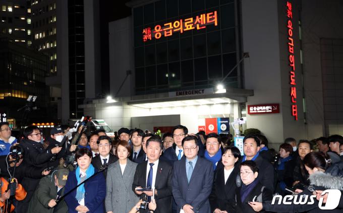 [사진] 긴급 최고위 입장 발표하는 민주당