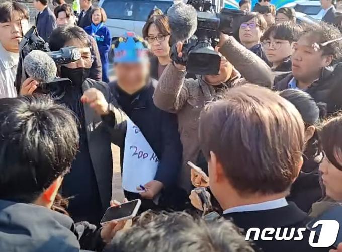이재명 더불어민주당 대표가 2일 오전 부산 가덕도에서 신원미상인에게 피습을 당했다. 사진은 이재명 대표를 피습한 신원미상인(60대 남자) 모습. (유튜브 정양일 TV 캡쳐) 2024.1.2/뉴스1