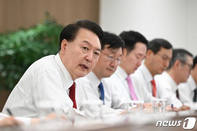 [사진] 수석비서관회의 발언하는 윤 대통령