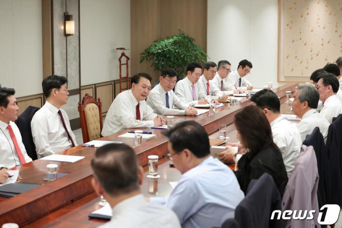 [사진] 윤 대통령, 새해 첫 수석비서관회의 주재