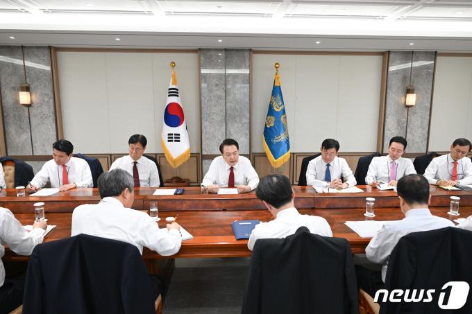 [사진] 윤 대통령, 새해 첫 수석비서관회의 주재