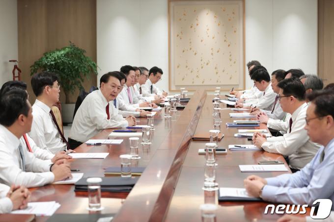 [사진] 새해 첫 수석비서관회의 주재하는 윤 대통령