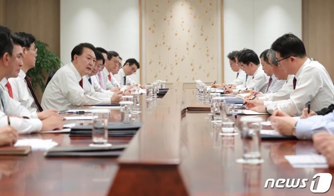 [사진] 수석비서관회의 주재하는 윤 대통령