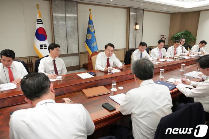 [사진] 참모들과 대화하는 윤 대통령