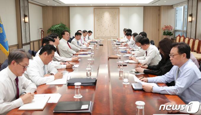 [사진] 새해 첫 수석비서관회의 주재하는 윤 대통령