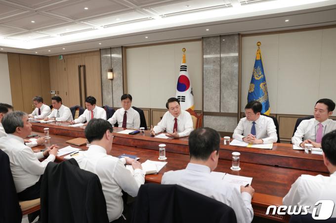 [사진] 윤 대통령, 참모들과 새해 첫 수석비서관회의