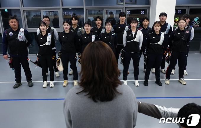 [사진] 장미란 차관 격려사 듣는 양궁대표팀
