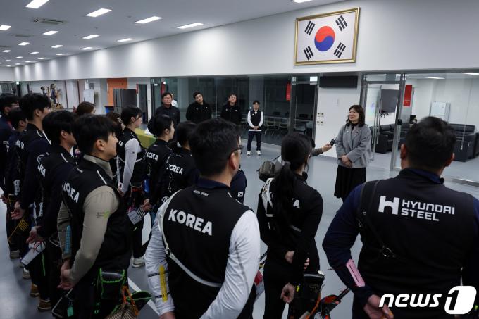 [사진] 양궁대표팀 격려하는 장미란 차관