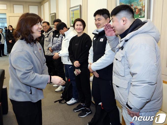 [사진] 간담회 앞서 인사 나누는 장미란 차관과 지도자들