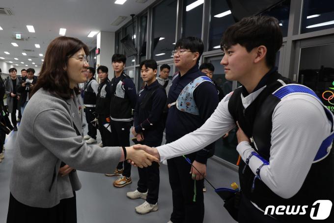 [사진] 김제덕 선수와 인사 나누는 장미란 차관
