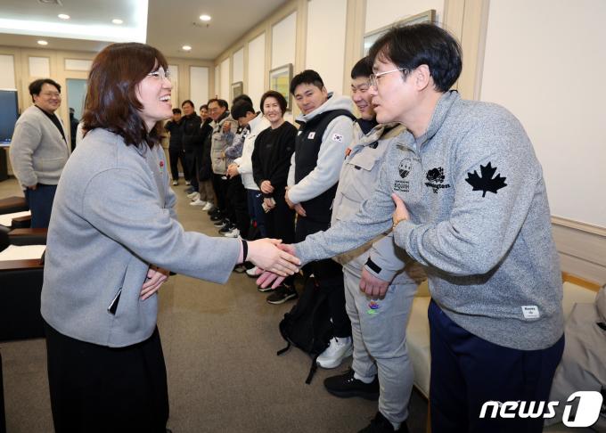 [사진] 지도자들과 인사 나누는 장미란 차관