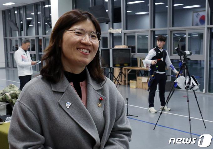 [사진] 양궁대표팀 훈련장 찾은 장미란 차관