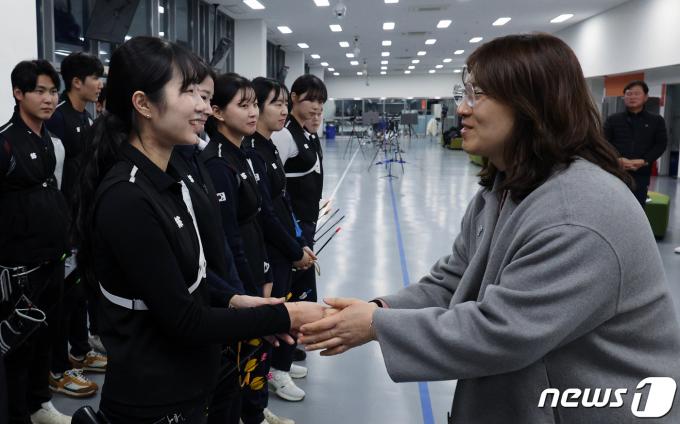 [사진] 장미란 차관, 새해 맞아 선수촌 방문해 양궁대표팀 격려