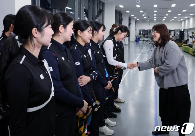 [사진] 양궁대표팀 선수들과 인사 나누는 장미란 차관