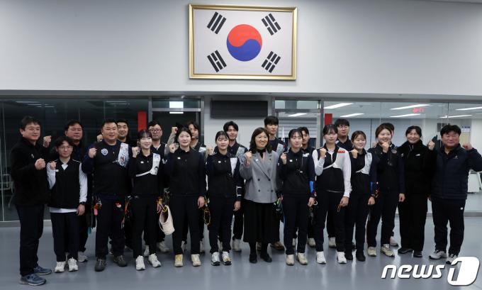 [사진] 선수들과 파이팅 외치는 장미란 차관