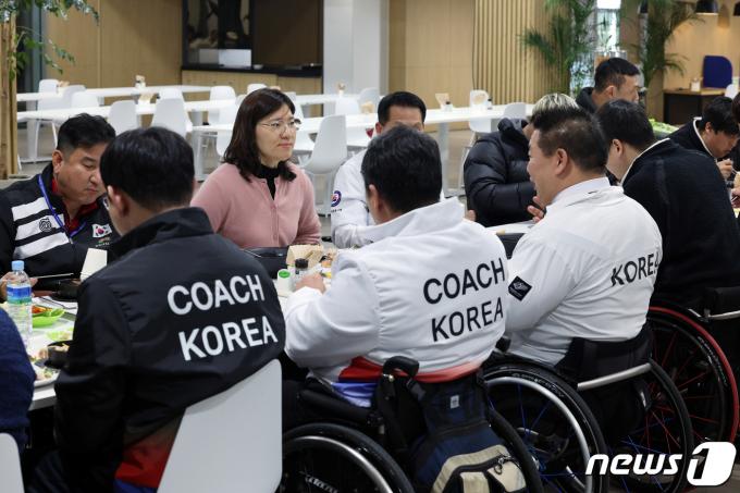 [사진] 선수들과 식사하며 대화 나누는 장미란 차관