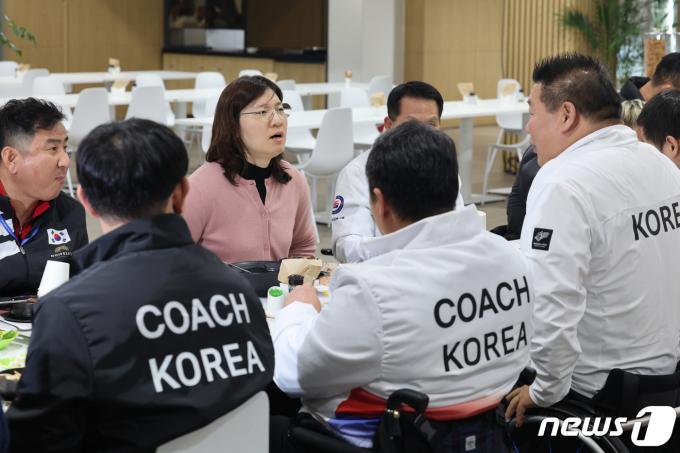 [사진] 선수들 이야기에 귀 기울이는 장미란 차관