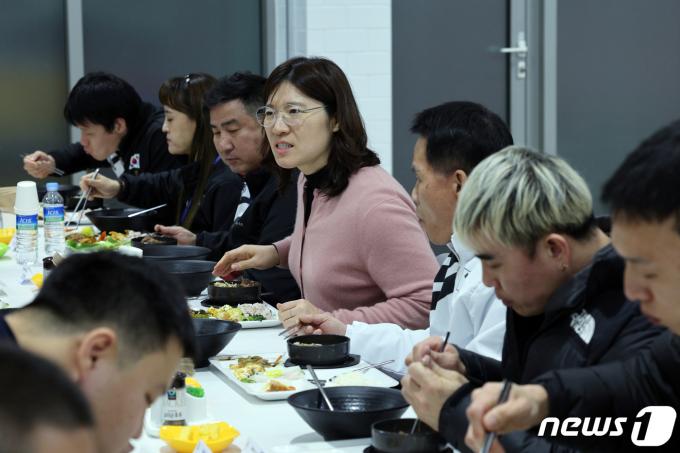 [사진] 이천 장애인 선수촌 찾은 장미란 차관