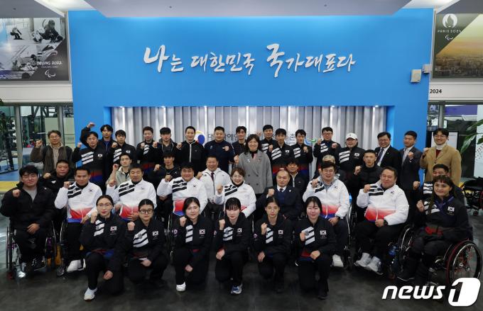 [사진] 새해 맞아 이천 장애인 선수촌 찾은 장미란 차관