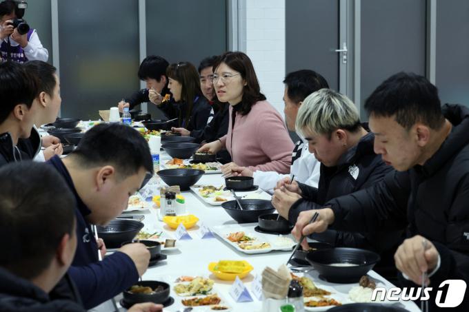 [사진] 장미란 차관, 이천 선수촌 방문해 선수들과 식사 대화