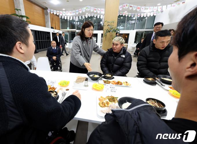 [사진] 선수들 격려하는 장미란 차관