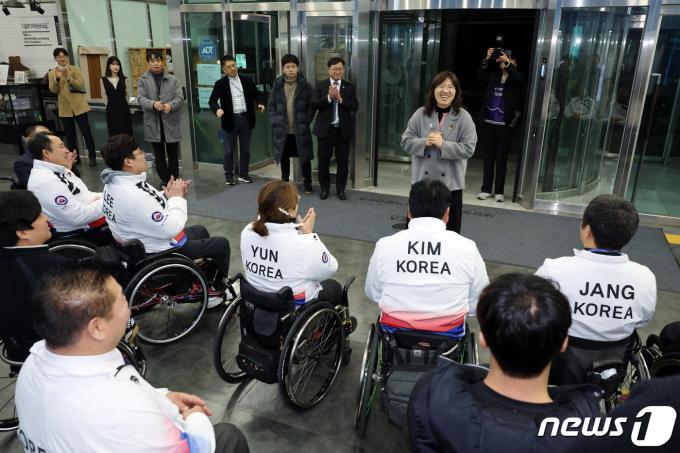 [사진] 선수들 격려하는 장미란 문체부 2차관
