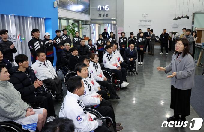 [사진] 선수들 격려하는 장미란 문체부 차관