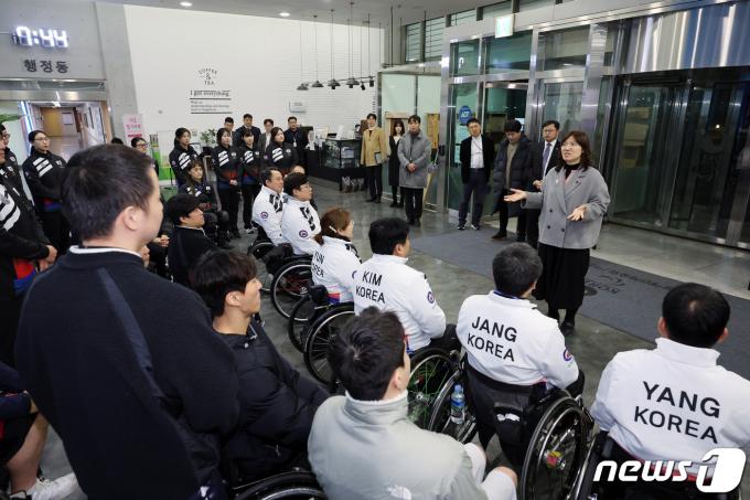 [사진] 재방문 약속하는 장미란 차관