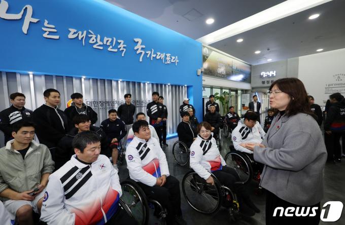 [사진] 이천 선수촌 찾아 선수들 격려하는 장미란 차관