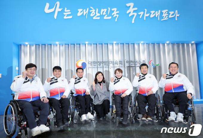[사진] 선수들 요청에 기념 촬영하는 장미란 차관