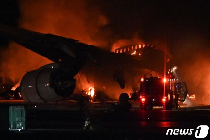 하네다공항서 일본항공(JAL) 여객기가 불타고 있다. ⓒ AFP=뉴스1
