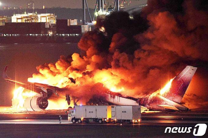 [사진] 검은 연기 피어오르는 하네다공항