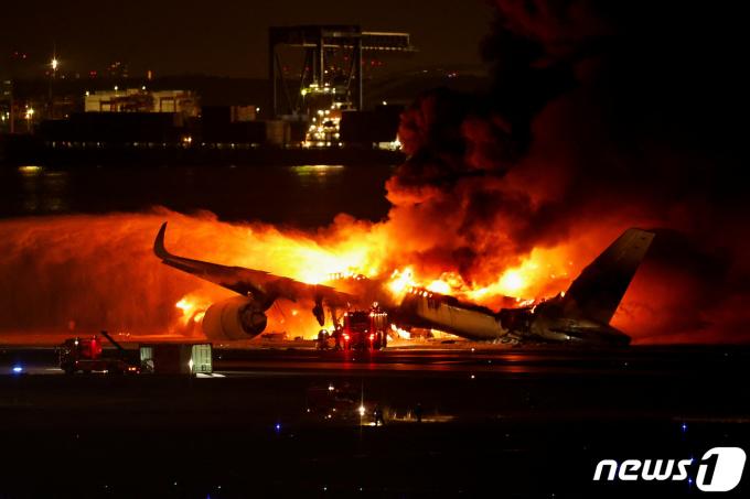 [사진] 검은 연기 피어오르는 하네다공항