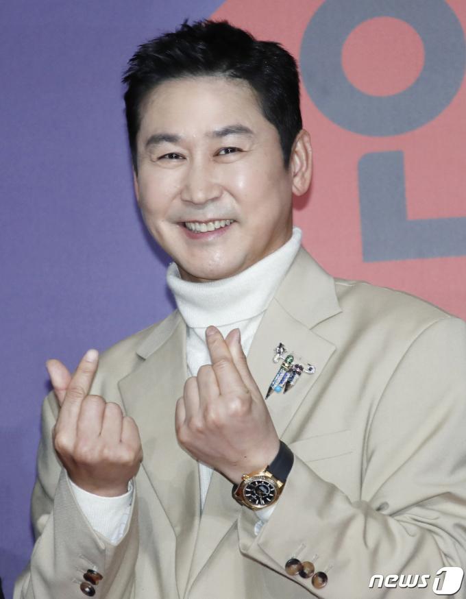 방송인 신동엽이 30일 오후 서울 마포구 상암 SBS 프리즘타워에서 진행된 ‘2023 SBS 연예대상’ 레드카펫 행사에서 포즈를 취하고 있다. 2023.12.30/뉴스1 ⓒ News1 권현진 기자