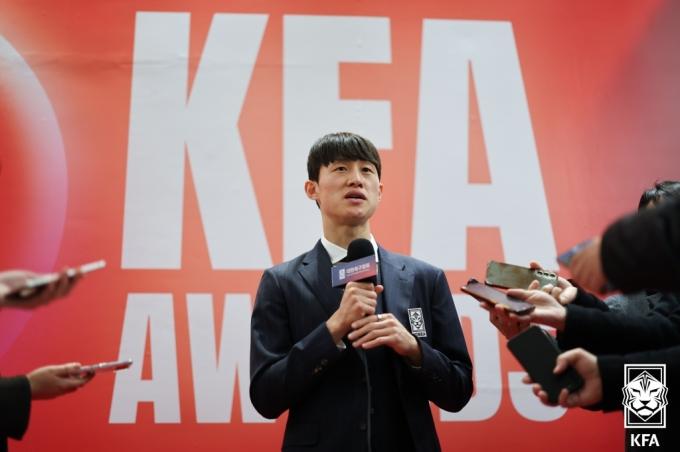 취재진과 인터뷰하고 있는 이재성 (대한축구협회 제공)