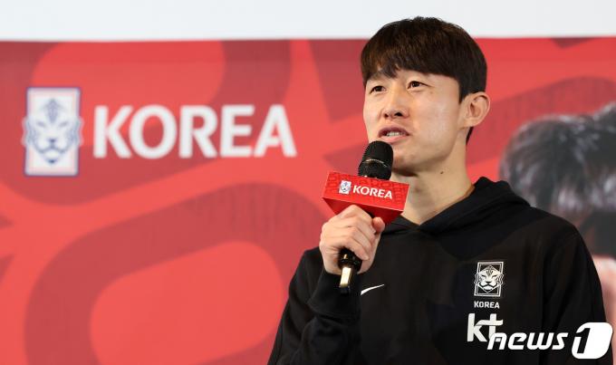 대한민국 축구 국가대표팀 이재성이 28일 서울 용산구 CGV 아이파크몰에서 열린 2023 아시아축구연맹(AFC) 카타르 아시안컵 축구 국가대표팀 명단 발표식에서 각오를 밝히고 있다. 클린스만 감독이 이끄는 대한민국 축구 국가대표팀은 2023 카타르 아시안컵 조별리그 E조에서 바레인(86위), 요르단(87위), 말레이시아(130위)와 경쟁을 펼친다. 2023.12.28/뉴스1 ⓒ News1 김성진 기자