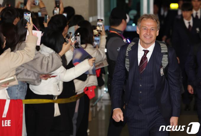 [사진] 밝은 표정으로 출국하는 클린스만 감독