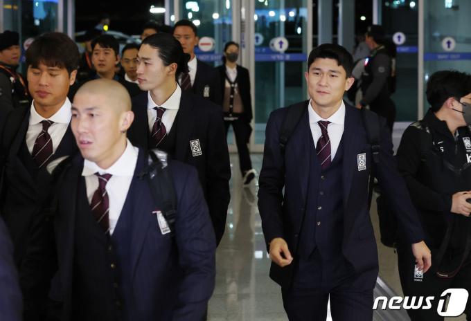 대한민국 축구 국가대표팀 김민재를 비롯한 선수들이 2일 오후 인천국제공항에서 아시아축구연맹(AFC) 카타르 아시안컵을 앞두고 전지훈련지인 아랍에미리트(UAE) 아부다비로 출국하고 있다. 위르겐 클린스만 감독이 이끄는 대표팀은 오는 15일 E조 조별리그 첫 경기인 바레인전을 시작으로 20일 요르단, 25일 말레이시아와 경기를 치른다. 2024.1.2/뉴스1 ⓒ News1 김민지 기자