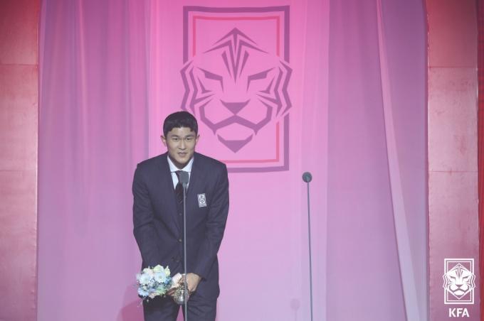 김민재가 2일 오후 서울 강서구 메이필드호텔에서 열린 '2023 KFA 어워즈'에서 올해의 선수상을 수상한 뒤 소감을 밝히고 있다. (대한축구협회 제공) 2024.1.2/뉴스1