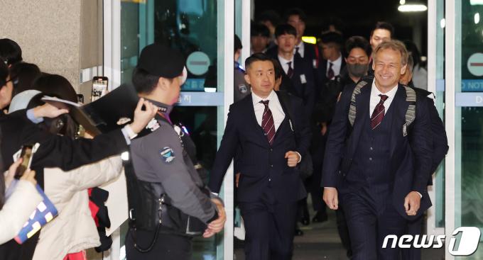 위르겐 클린스만 축구 국가대표팀 감독을 비롯한 선수들이 2일 오후 인천국제공항에서 아시아축구연맹(AFC) 카타르 아시안컵을 앞두고 전지훈련지인 아랍에미리트(UAE) 아부다비로 출국하고 있다. 대표팀은 오는 15일 E조 조별리그 첫 경기인 바레인전을 시작으로 20일 요르단, 25일 말레이시아와 경기를 치른다. 2024.1.2/뉴스1 ⓒ News1 김민지 기자