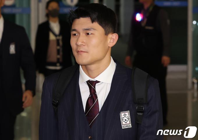 대한민국 축구 국가대표팀 김민재가 2일 오후 인천국제공항에서 아시아축구연맹(AFC) 카타르 아시안컵을 앞두고 전지훈련지인 아랍에미리트(UAE) 아부다비로 출국하고 있다. 위르겐 클린스만 감독이 이끄는 대표팀은 오는 15일 E조 조별리그 첫 경기인 바레인전을 시작으로 20일 요르단, 25일 말레이시아와 경기를 치른다. 2024.1.2/뉴스1 ⓒ News1 김민지 기자