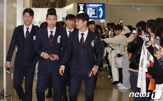 [사진] 밝은 표정으로 출국하는 클린스만호