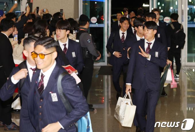 [사진] 팬들 응원 받으며 출국하는 축구 대표팀