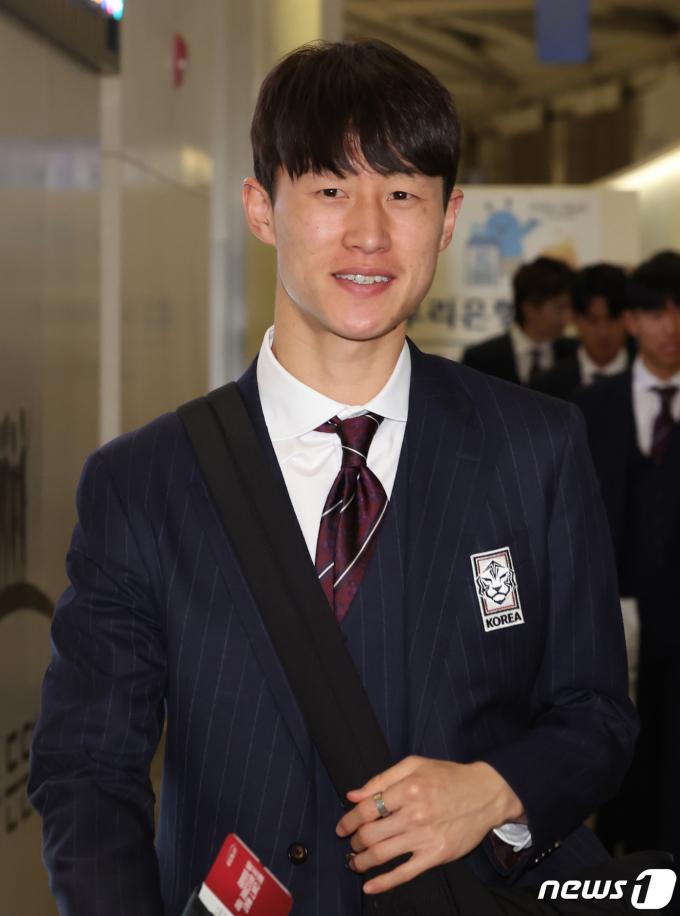 [사진] 밝은 표정으로 출국하는 이재성