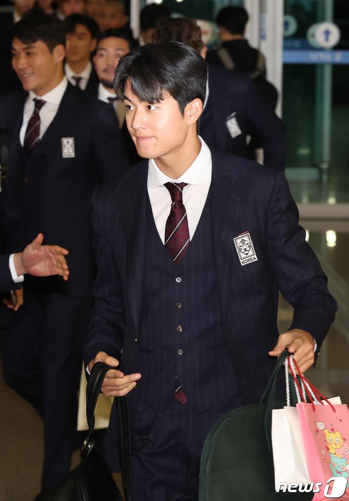 [사진] 설영우 '팬들 바라보며 출국'