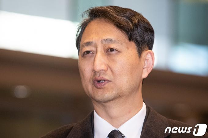 안덕근 산업통상자원부 장관 후보자가 18일 서울 중구 대한상공회의소에 마련된 인사청문회 준비 사무실로 출근하며 취재진 질문에 답하고 있다. 2023.12.18/뉴스1 ⓒ News1 유승관 기자