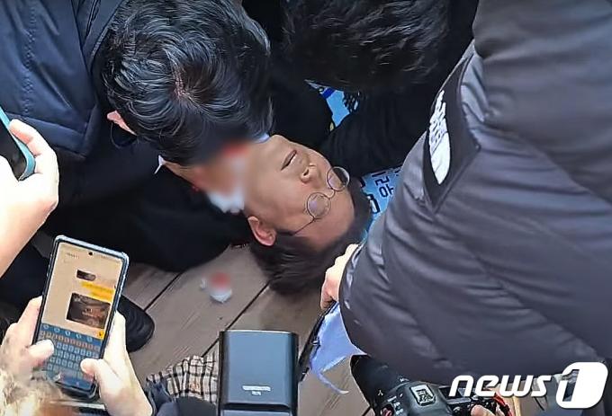 이재명 더불어민주당 대표가 2일 오전 부산 가덕도에서 신원미상인에게 습격을 당한 뒤 쓰러져 있다. (유튜브 정일영 TV 캡처) 2024.1.2/뉴스1