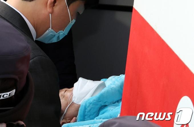 부산에서 신원 미상 남성에게 피습된 이재명 더불어민주당 대표가 2일 오후 서울 종로구 서울대병원에 도착해 이송되고 있다. 2024.1.2./뉴스1 ⓒ News1 김명섭 기자