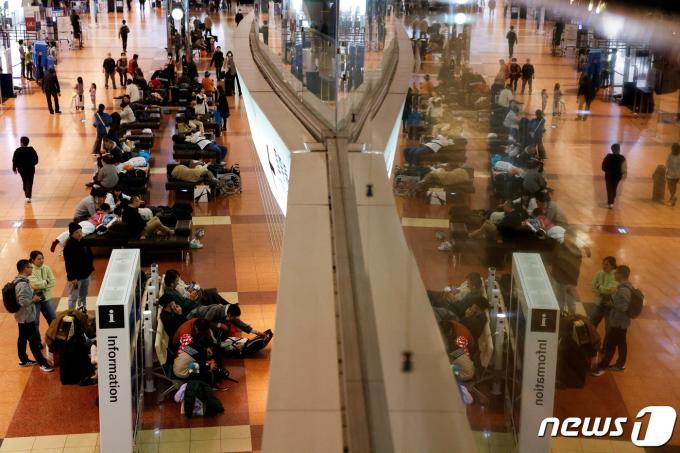 비행기 충돌 사고로 공항 운영이 중단되자 대기하고 있는 여행객들. ⓒ 로이터=뉴스1 ⓒ News1 박형기 기자